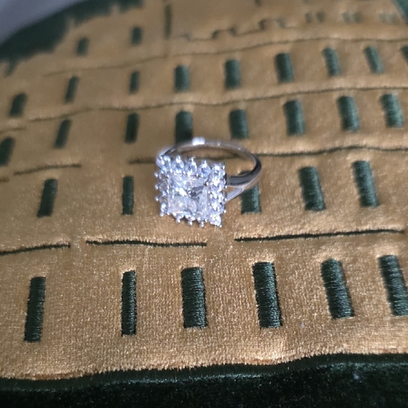 Jewelry - Elegant Silver Diamond Ring Size 9